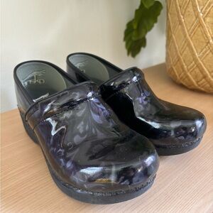 Dansko Women’s size 39 XP 2.0 Patent Floral Clogs